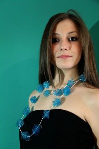 Rossella Palermo indossa Siria Eco Design Mare dagosto collana con bottiglia