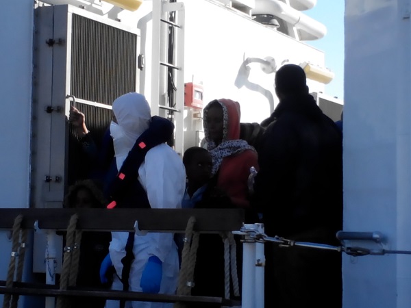 Sbarco migranti 4 5 2015 e1