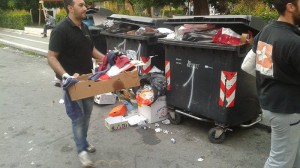 Commercianti Barcellona puliscono rifiuti 7 6 2015
