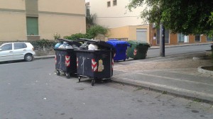 Commercianti Barcellona puliscono rifiuti 7 6 2015 d