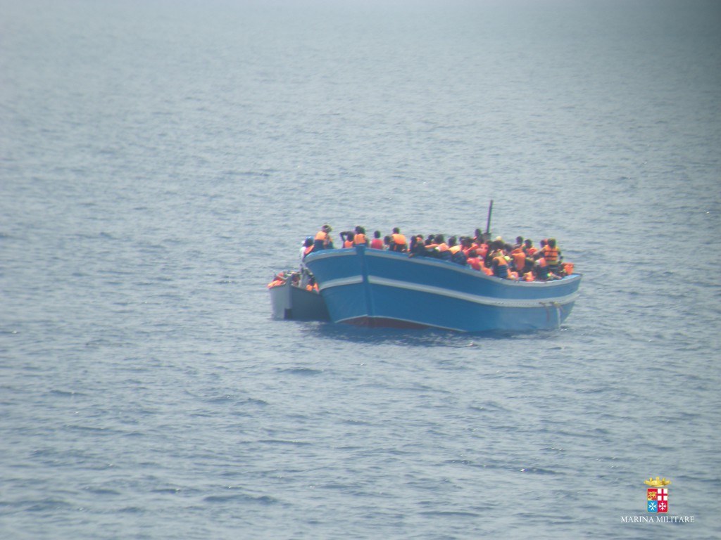SAR Nave Driade 6 giu 2015 migranti 4