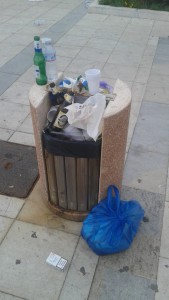 Parco giochi Barcellona 16 8 2015 rifiuti 5