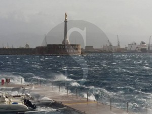 Mare in tempesta porto