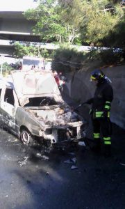 Auto in fiamme Scaletta Superiore Vigili del Fuoco2