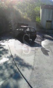 Auto in fiamme Scaletta Superiore Vigili del Fuoco3