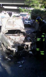 Auto in fiamme Scaletta Superiore Vigili del Fuoco4