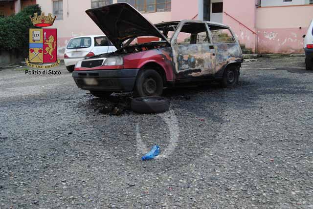 Messina Polizia auto bruciata Sicilians