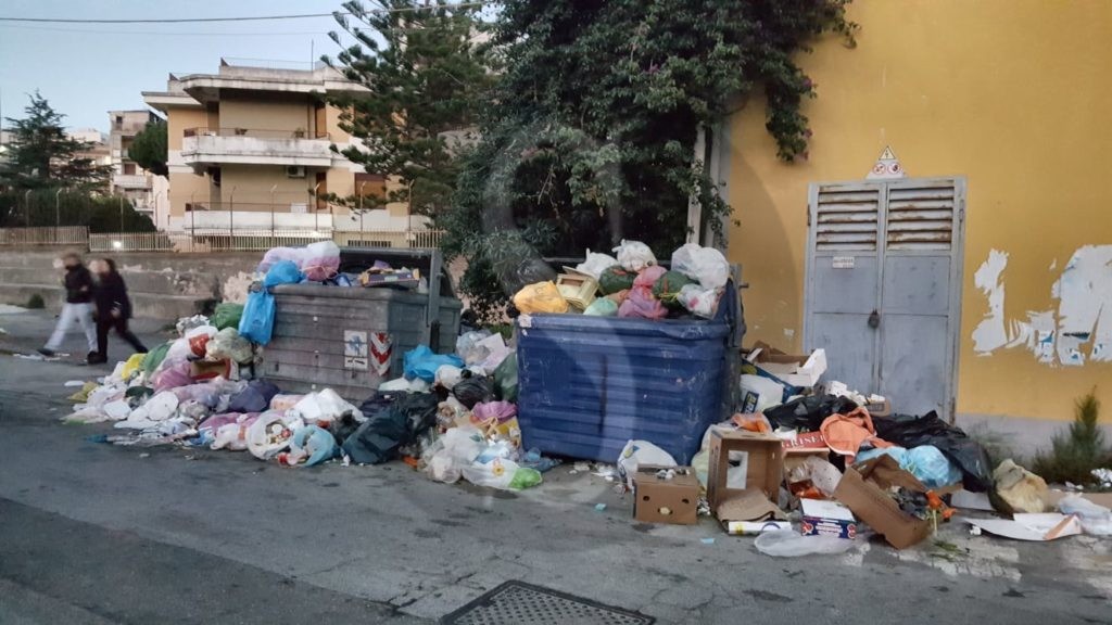 Messina rifiuti 15 Sicilians