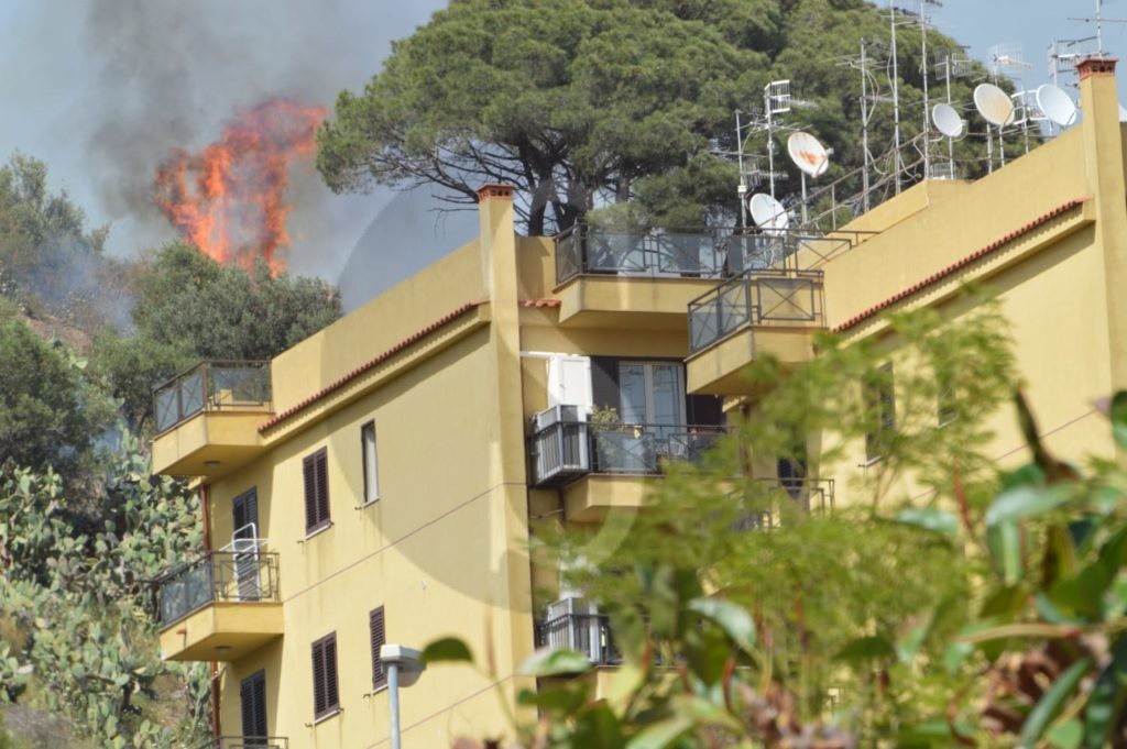 Messina incendio 2 Sicilians