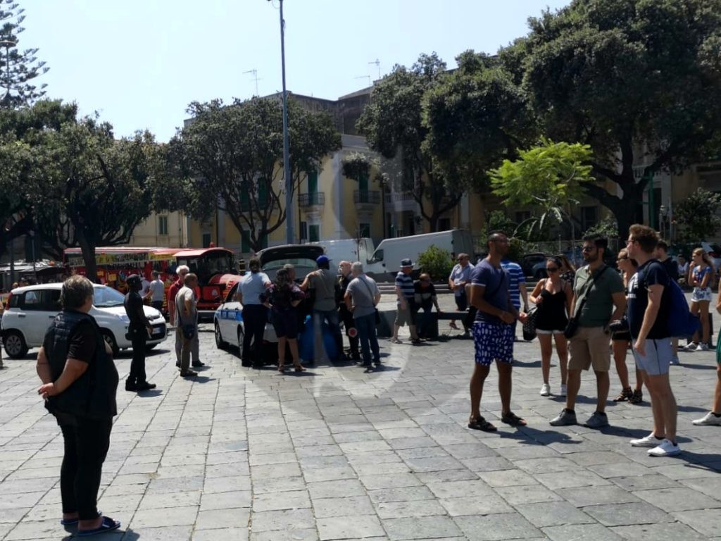 Messina piazzaDuomo aggressione VigiliUrbani ambulanti 1 Sicilians