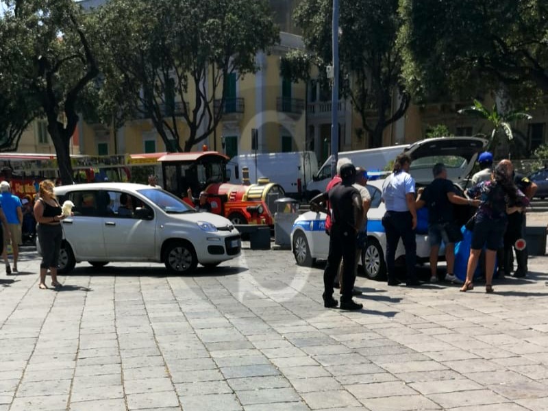 Messina piazzaDuomo aggressione VigiliUrbani ambulanti 2 Sicilians