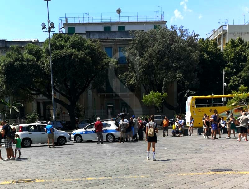 Messina piazzaDuomo aggressione VigiliUrbani ambulanti 4 Sicilians