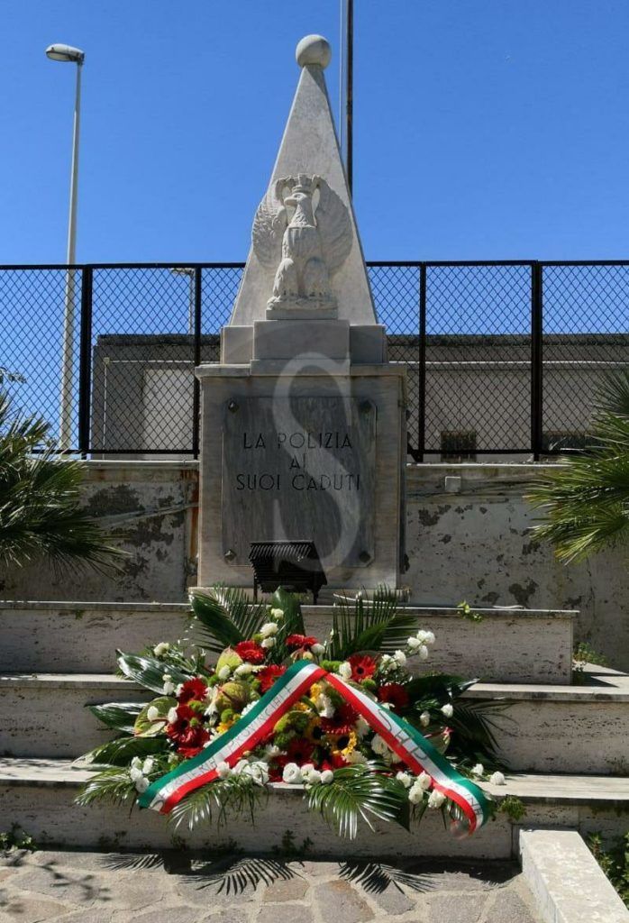 Messina omaggiopoliziottoNapoli 3 Sicilians