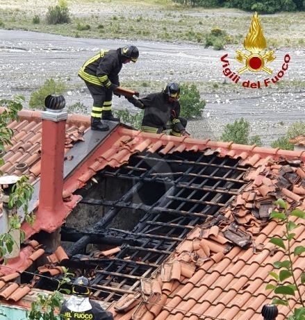 Vigilidelfuoco tetto incendio 3 sicilians