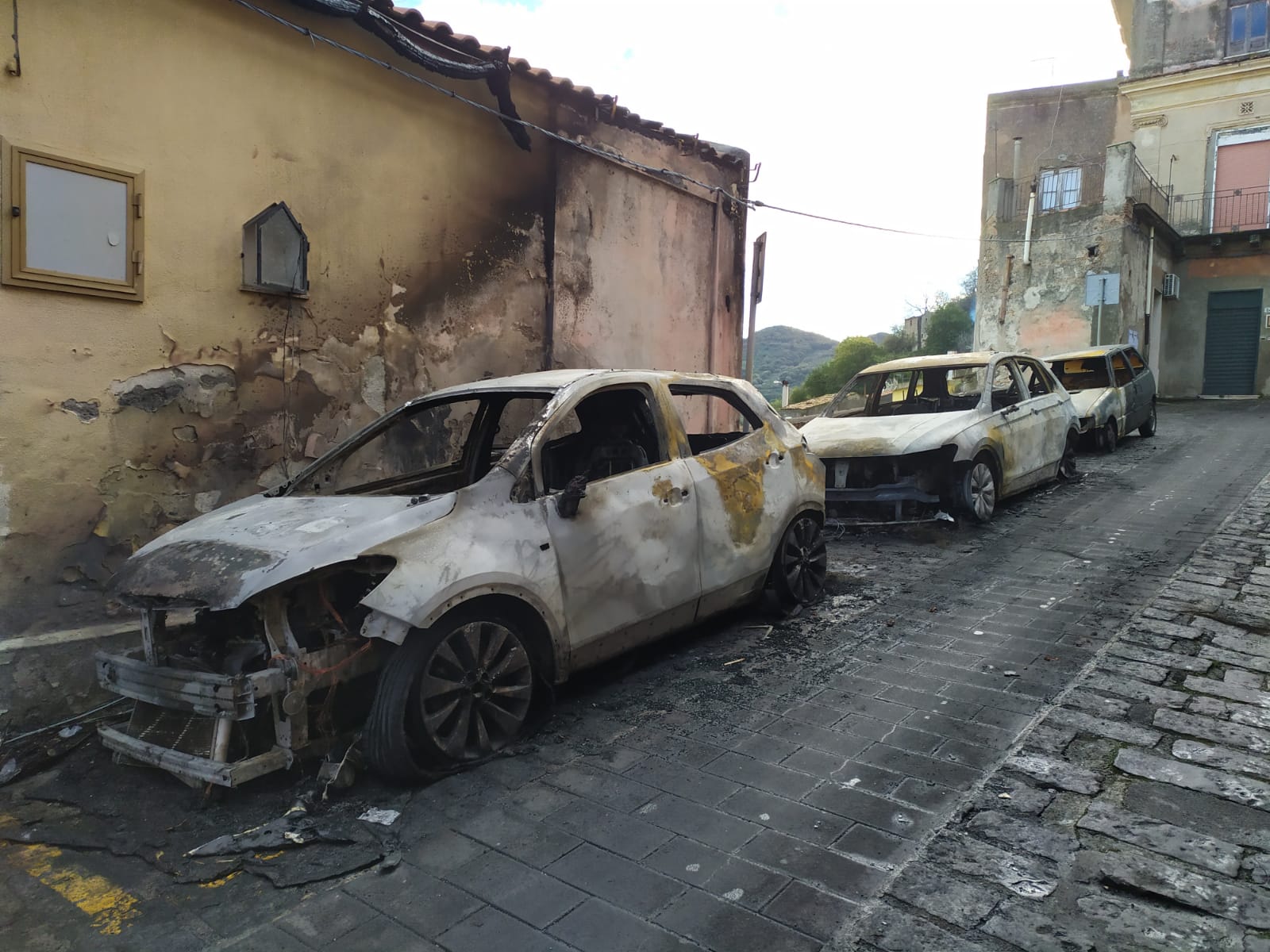 SantaLuciaMela auto incendio sicilians